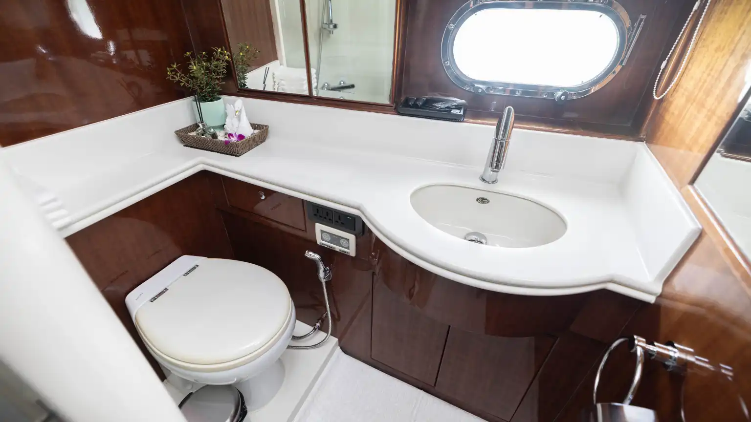 Do You Need a Boat With a Restroom? Who It’s Best For + What to Ask Before Booking
