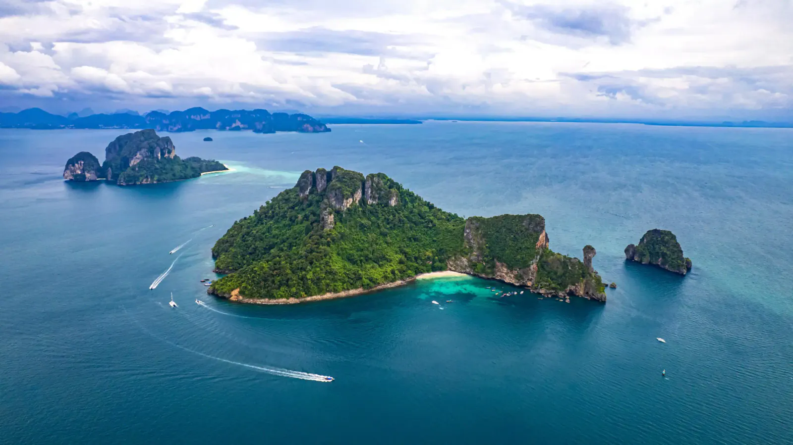 ฤดูกาลทะเลอันดามัน เดือนไหนเหมาะที่สุดสำหรับล่องเรือส่วนตัว?